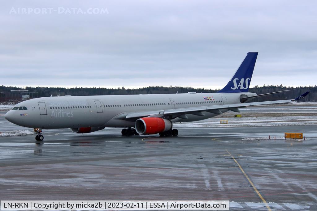 LN-RKN, 2003 Airbus A330-343X C/N 568, Taxiing