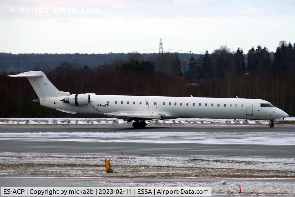 ES-ACP, 2009 Canadair CRJ-900ER (CL-600-2D24) C/N 15242, Taxiing
