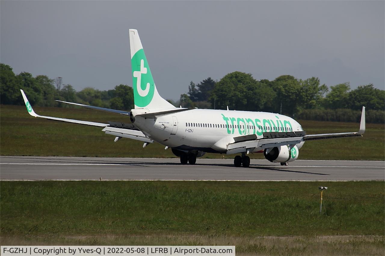 F-GZHJ, 2013 Boeing 737-86J C/N 37778, Boeing 737-86J, Reverse thrust landing rwy 07R, Brest-Bretagne Airport (LFRB-BES)