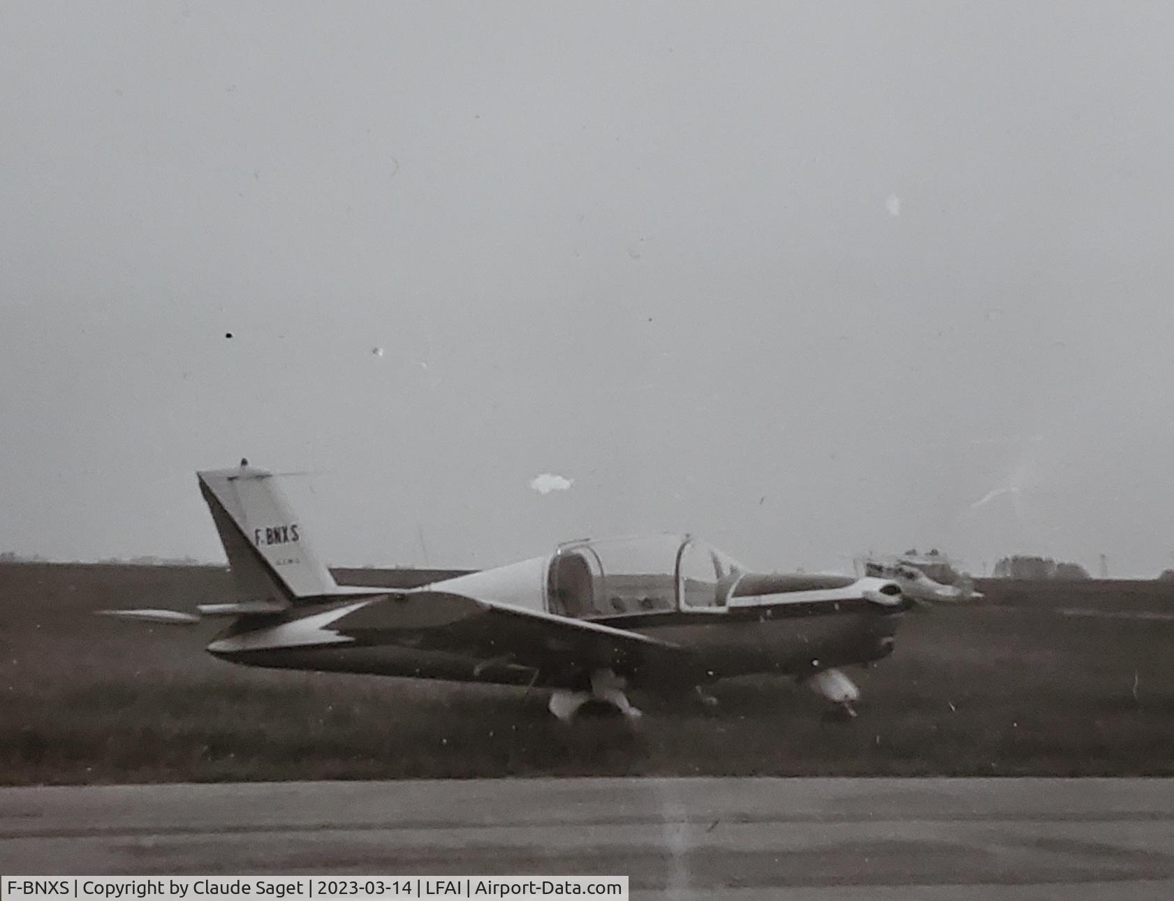 F-BNXS, , Modified with a landing light fitted on the right main undercarriage