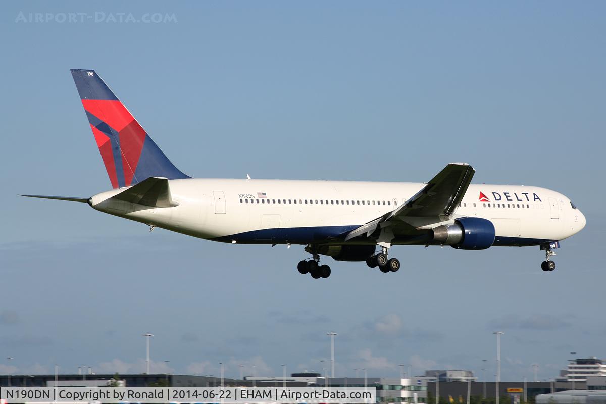 N190DN, 1997 Boeing 767-332 C/N 28447, at spl