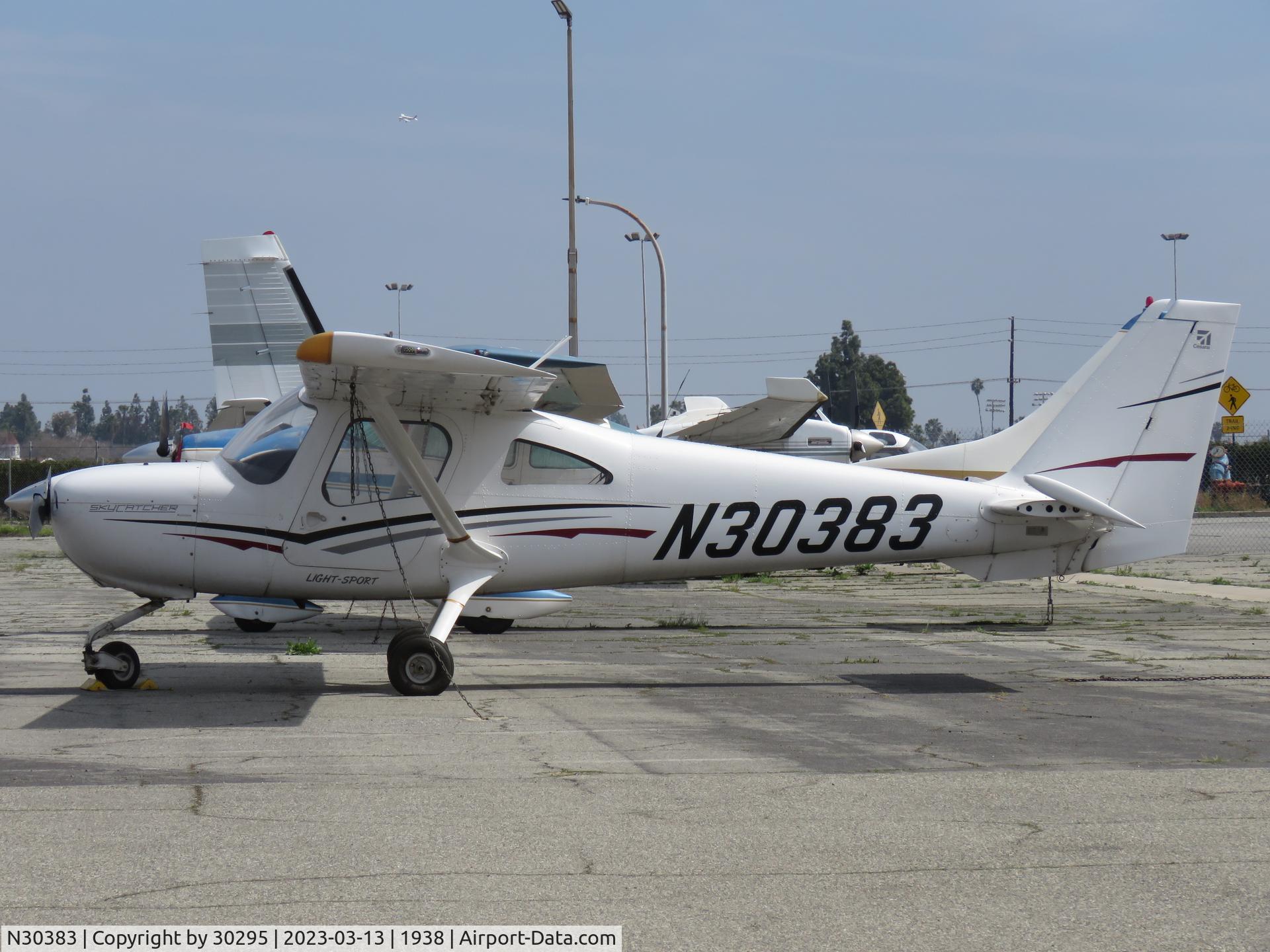N30383, 2011 Cessna 162 Skycatcher C/N 162-00118, Parked