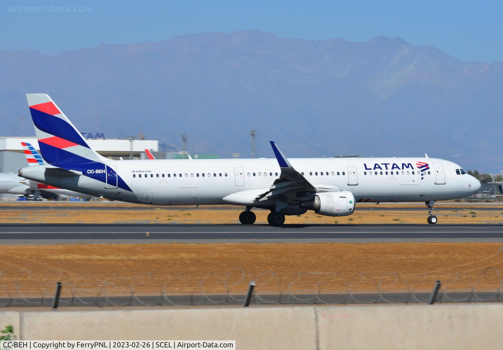 CC-BEH, 2015 Airbus A321-211 C/N 6894, Latam A321 thundering past