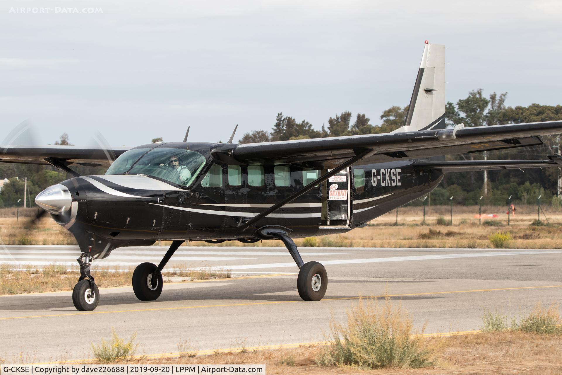 G-CKSE, 1998 Cessna 208B Grand Caravan C/N 208B0660, Taxi from Runway