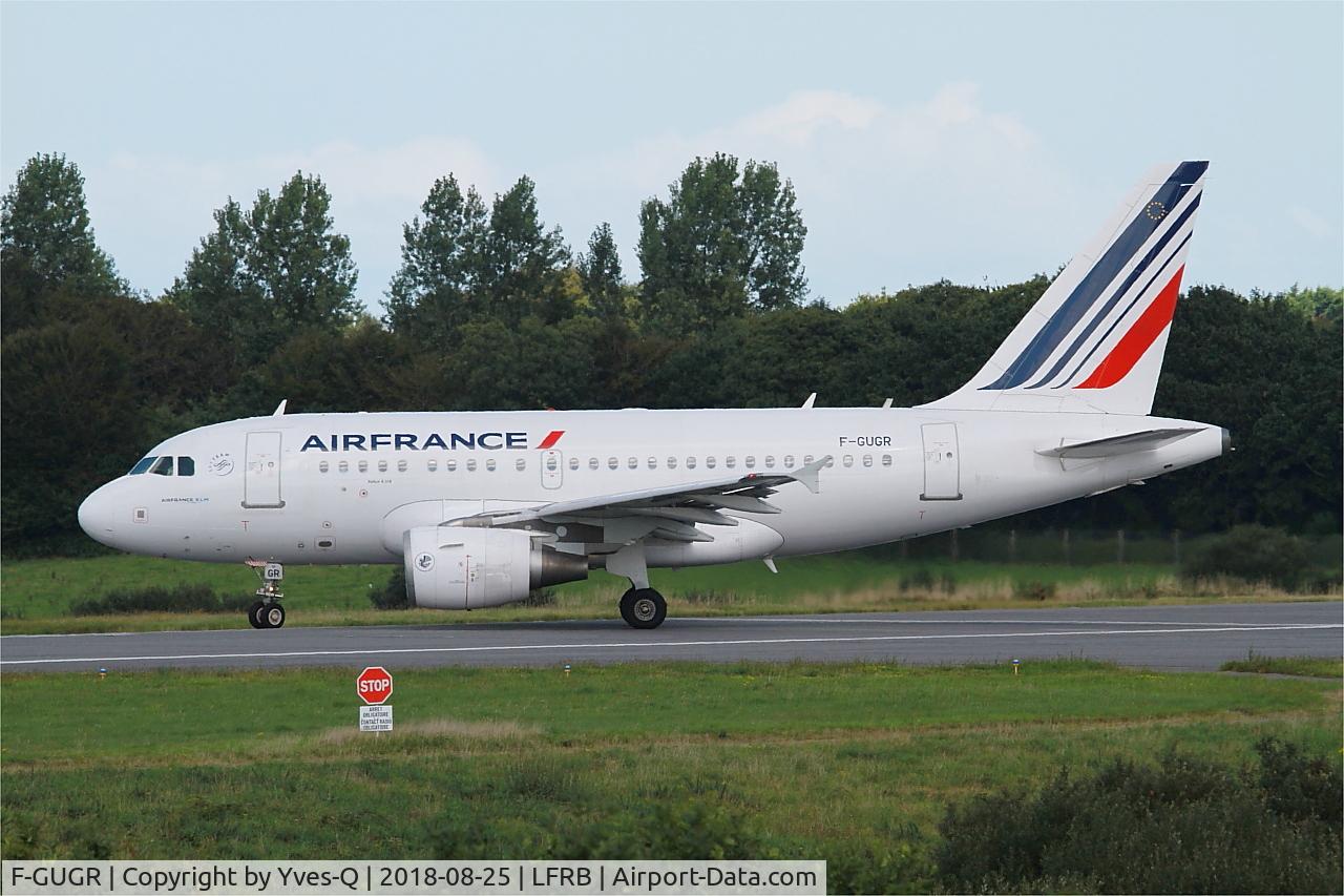 F-GUGR, 2007 Airbus A318-111 C/N 3009, Airbus A318-111, Lining up rwy 25L, Brest-Bretagne airport (LFRB-BES)