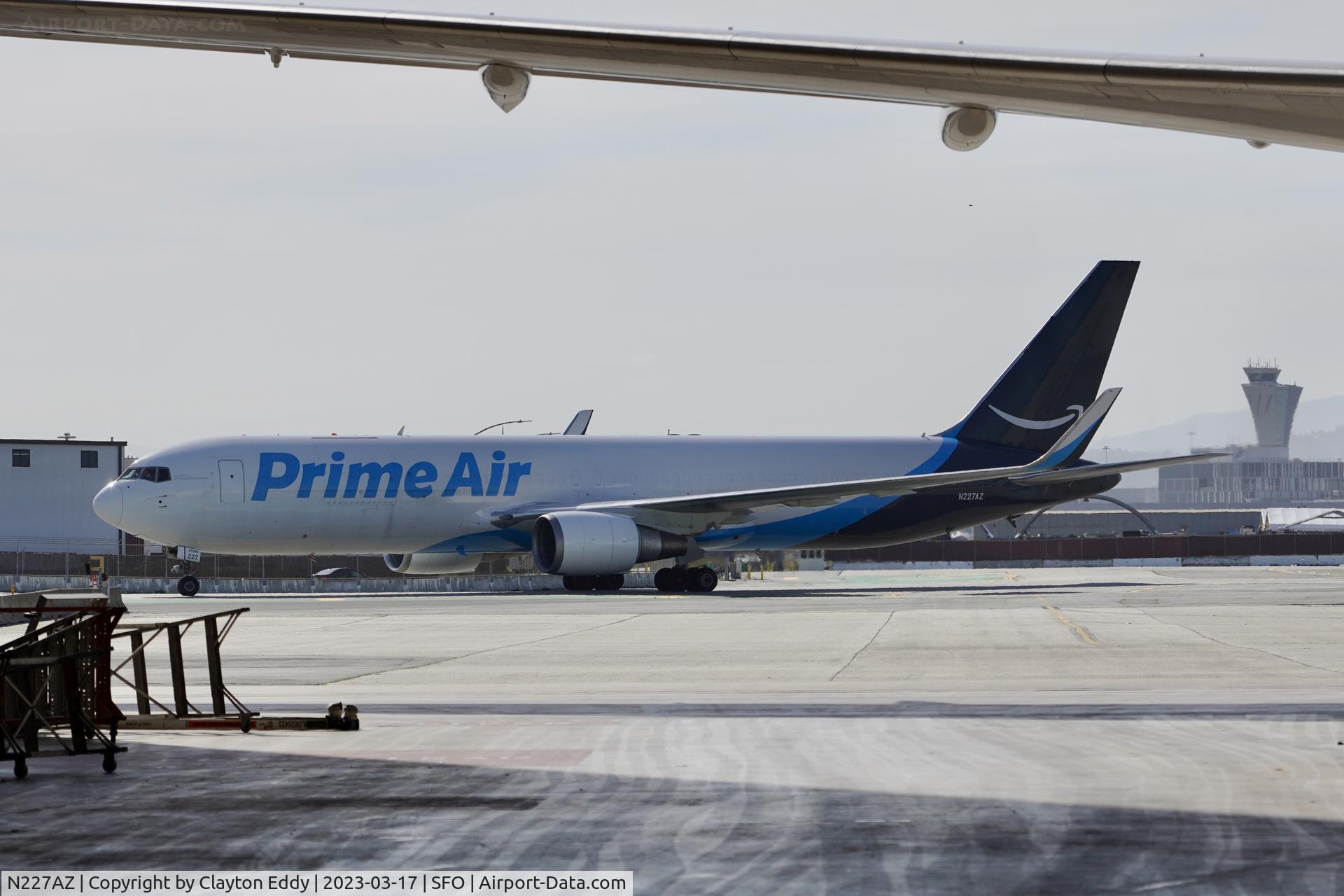 N227AZ, 1994 Boeing 767-323 C/N 27448, SFO 2023.