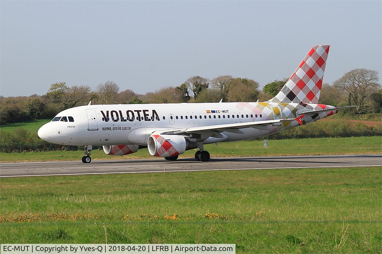 EC-MUT, 2004 Airbus A319-111 C/N 2240, Airbus A319-111, Taxiing rwy 07R, Brest-Bretagne airport (LFRB-BES)