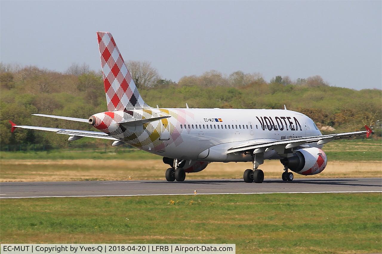 EC-MUT, 2004 Airbus A319-111 C/N 2240, Airbus A319-111, Take off run rwy 07R, Brest-Bretagne airport (LFRB-BES)