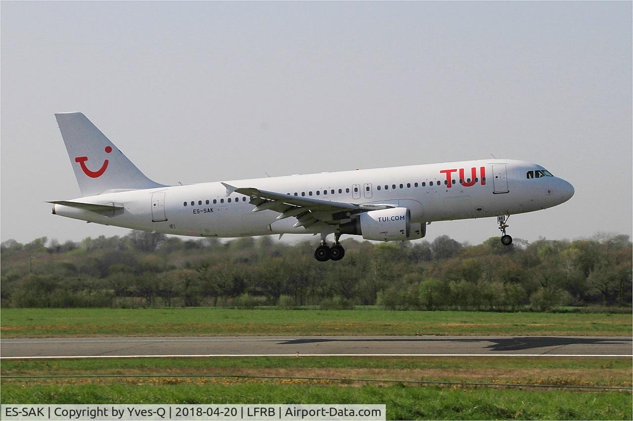 ES-SAK, 1998 Airbus A320-214 C/N 888, Airbus A320-214, Landing rwy 07R, Brest-Bretagne airport (LFRB-BES)