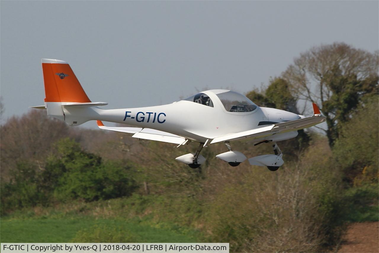 F-GTIC, 2003 Aquila A210 (AT01) C/N AT01-133, Aquila A210 (AT01), On final rwy 07R, Brest-Bretagne airport (LFRB-BES)