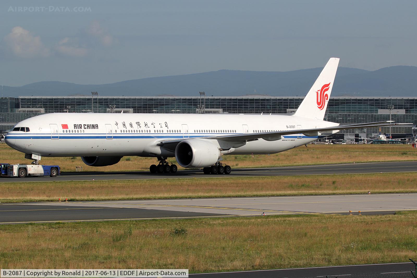 B-2087, 2011 Boeing 777-39L/ER C/N 38672, at fra