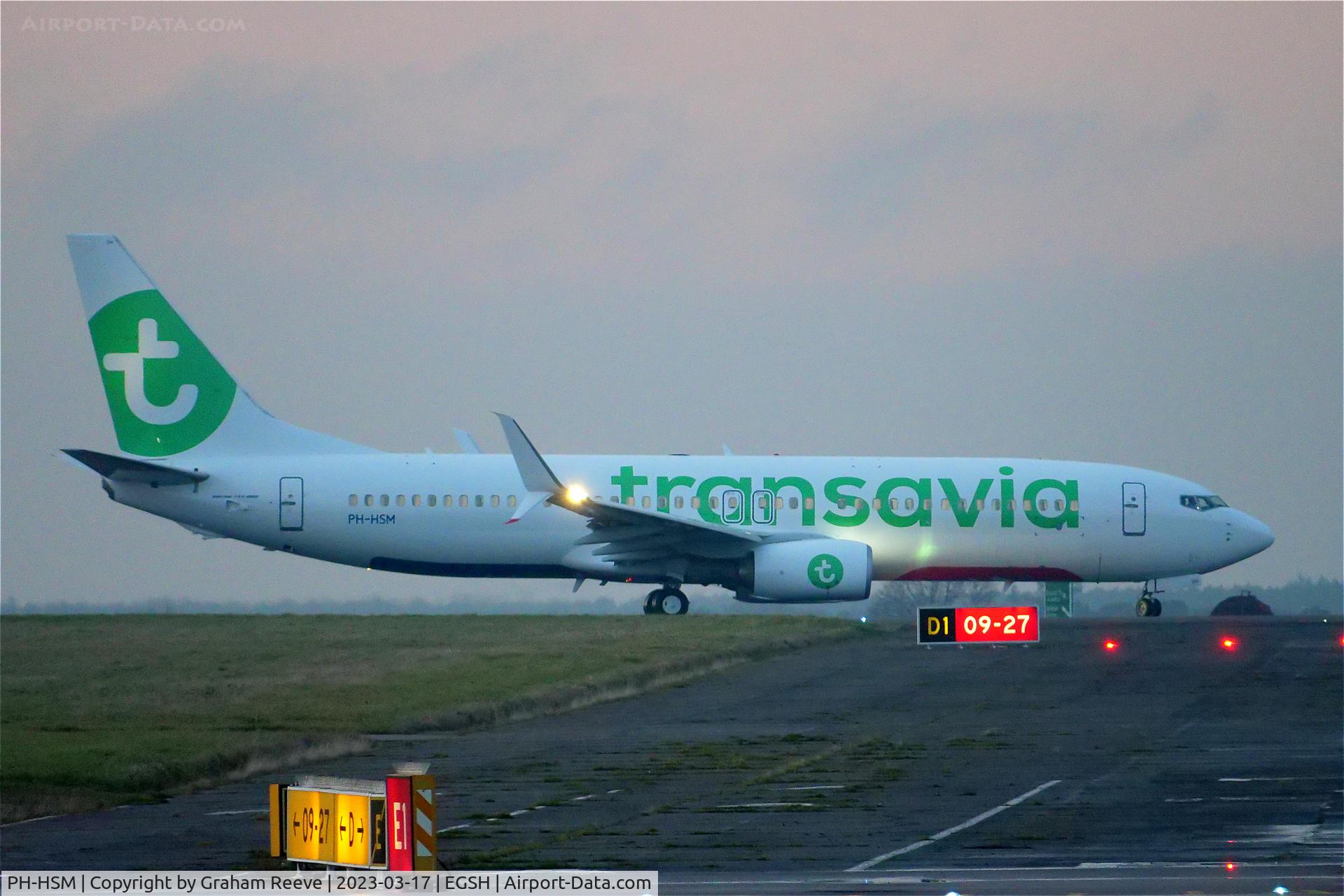 PH-HSM, 2015 Boeing 737-8K2 C/N 42067, Departing from Norwich.