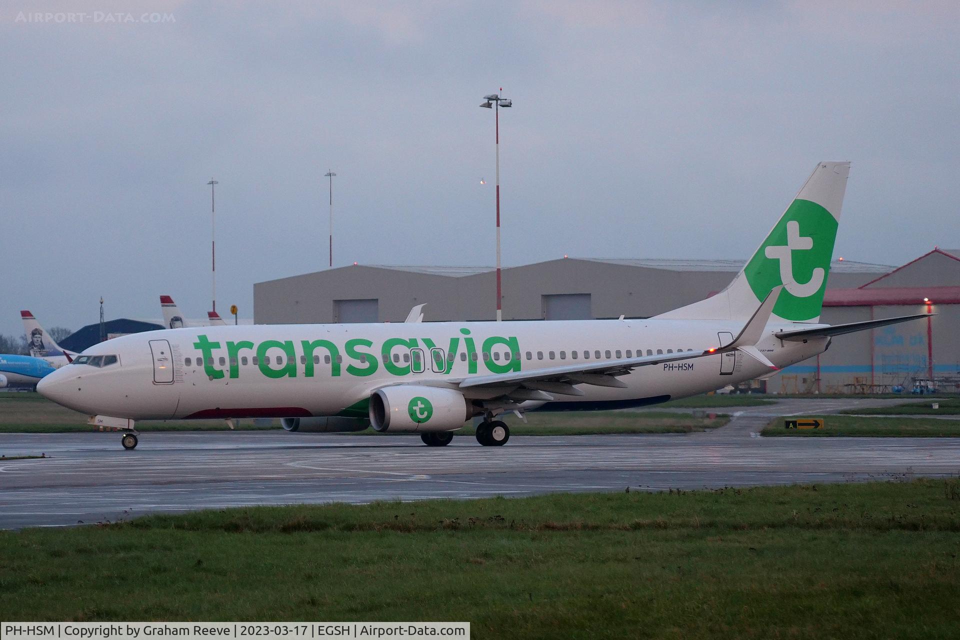PH-HSM, 2015 Boeing 737-8K2 C/N 42067, Departing from Norwich.