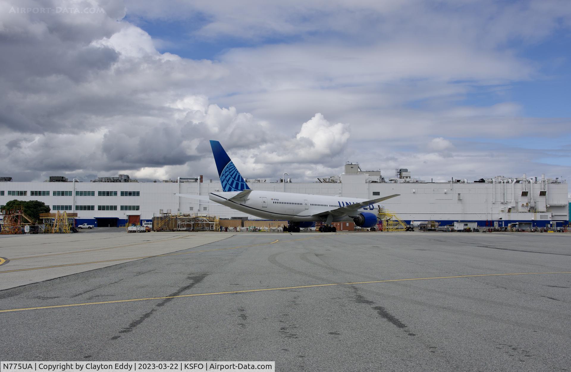 N775UA, 1995 Boeing 777-222 C/N 26947, United Airlines jetshop. SFO 2023.