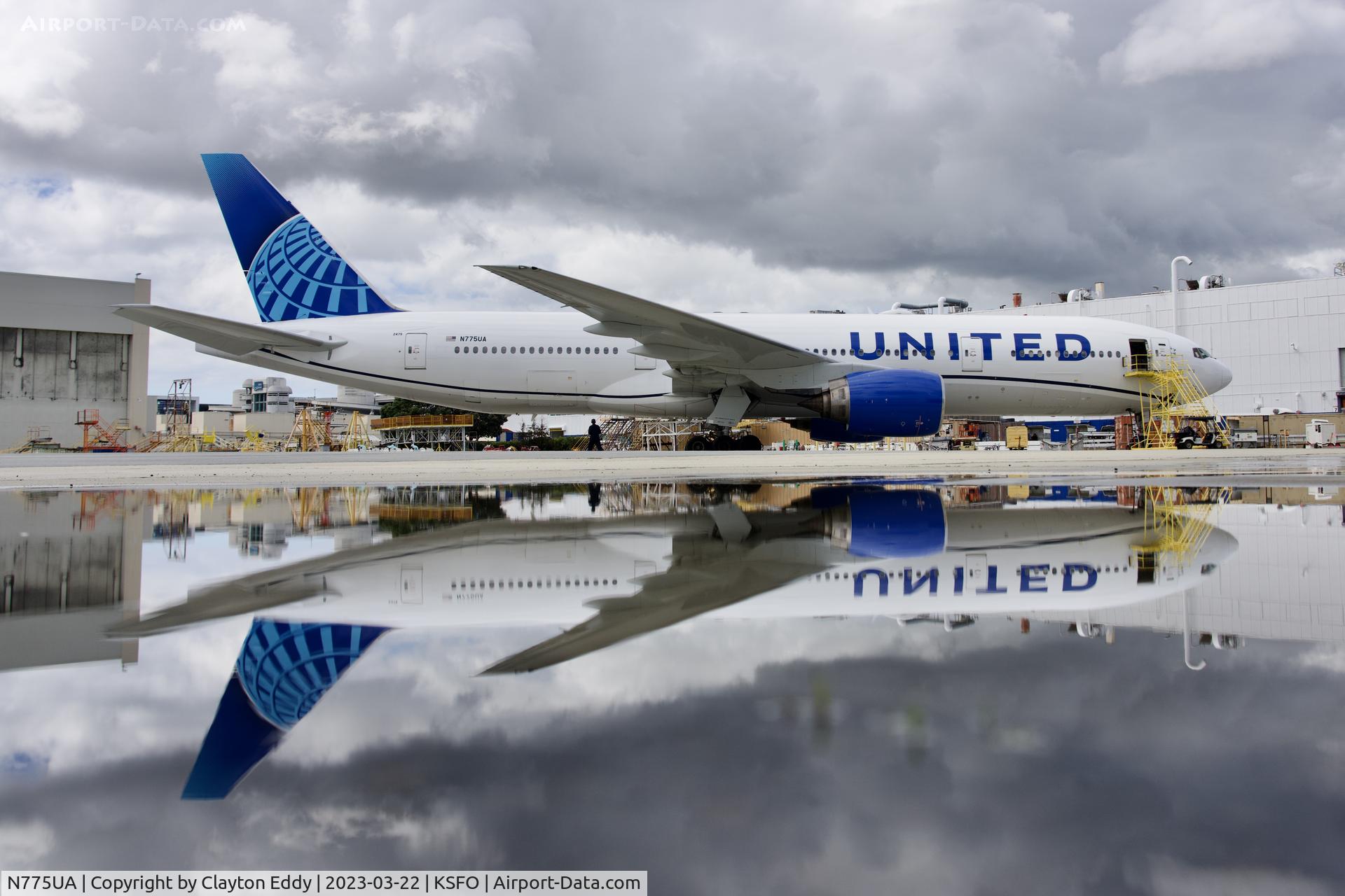 N775UA, 1995 Boeing 777-222 C/N 26947, United Airlines jetshop. SFO 2023.
