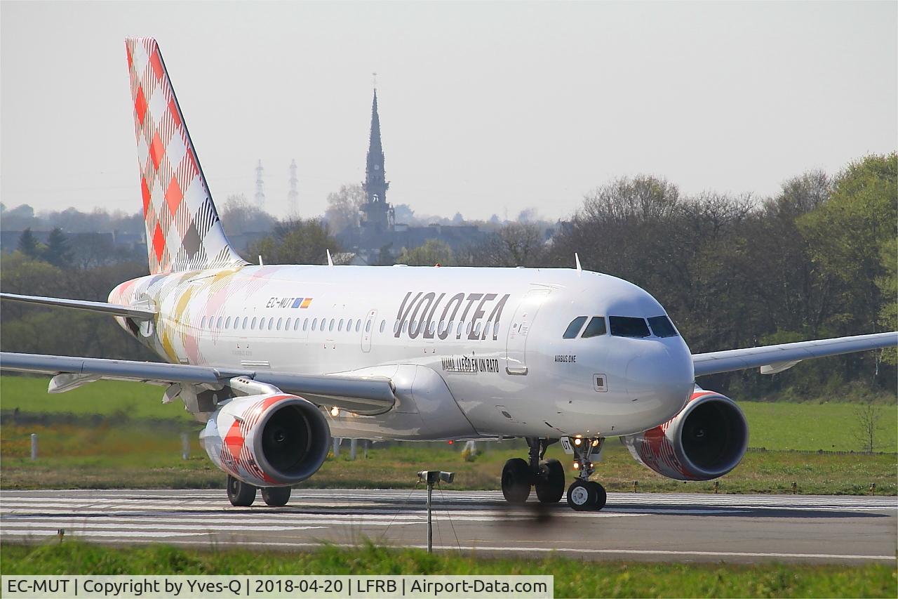 EC-MUT, 2004 Airbus A319-111 C/N 2240, Airbus A319-111, Lining up rwy 07R, Brest-Guipavas Airport (LFRB-BES)