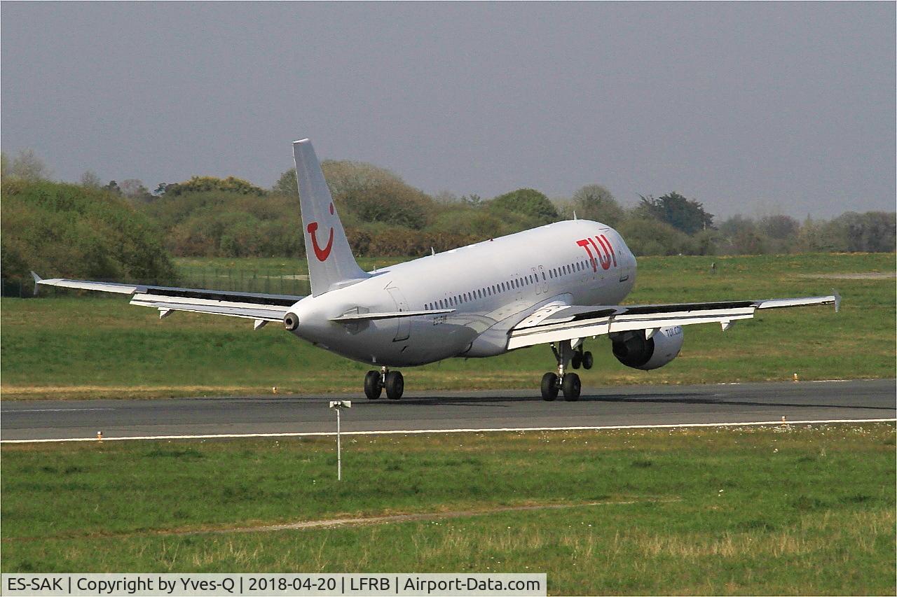 ES-SAK, 1998 Airbus A320-214 C/N 888, Airbus A320-214, Touchdown rwy 07R, Brest-Bretagne airport (LFRB-BES)