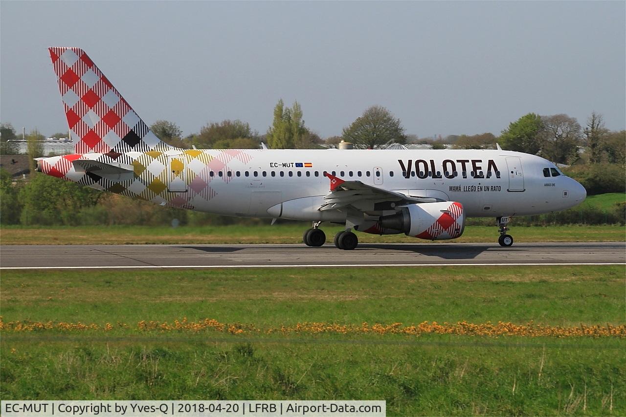 EC-MUT, 2004 Airbus A319-111 C/N 2240, Airbus A319-111, Take off run rwy 07R, Brest-Guipavas Airport (LFRB-BES)