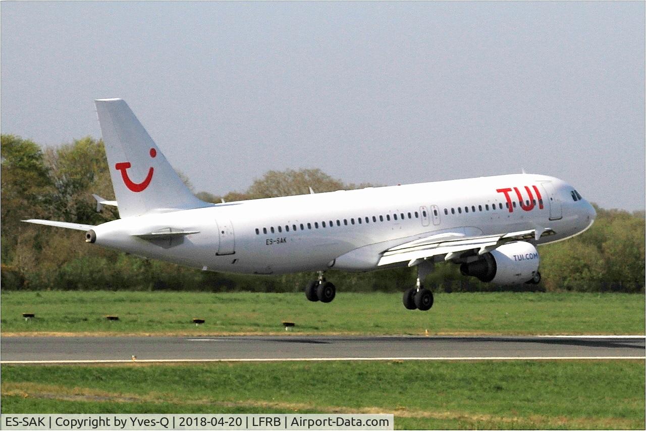 ES-SAK, 1998 Airbus A320-214 C/N 888, Airbus A320-214, Landing rwy 07R, Brest-Bretagne airport (LFRB-BES)
