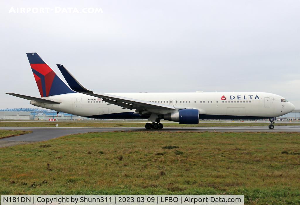 N181DN, 1992 Boeing 767-332 C/N 25986, Taxiing holding point rwy 14L for departure...