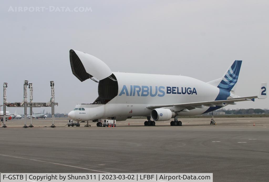 F-GSTB, 1996 Airbus A300B4-608ST Super Transporter C/N 751, Charging...