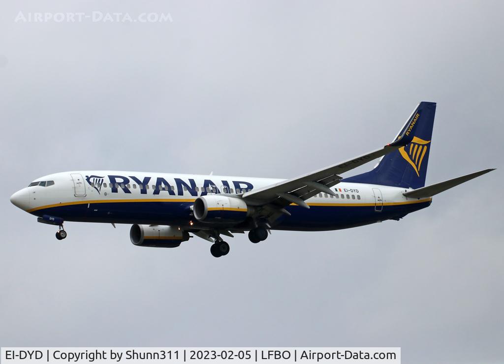 EI-DYD, 2008 Boeing 737-8AS C/N 33632, Landing rwy 32L