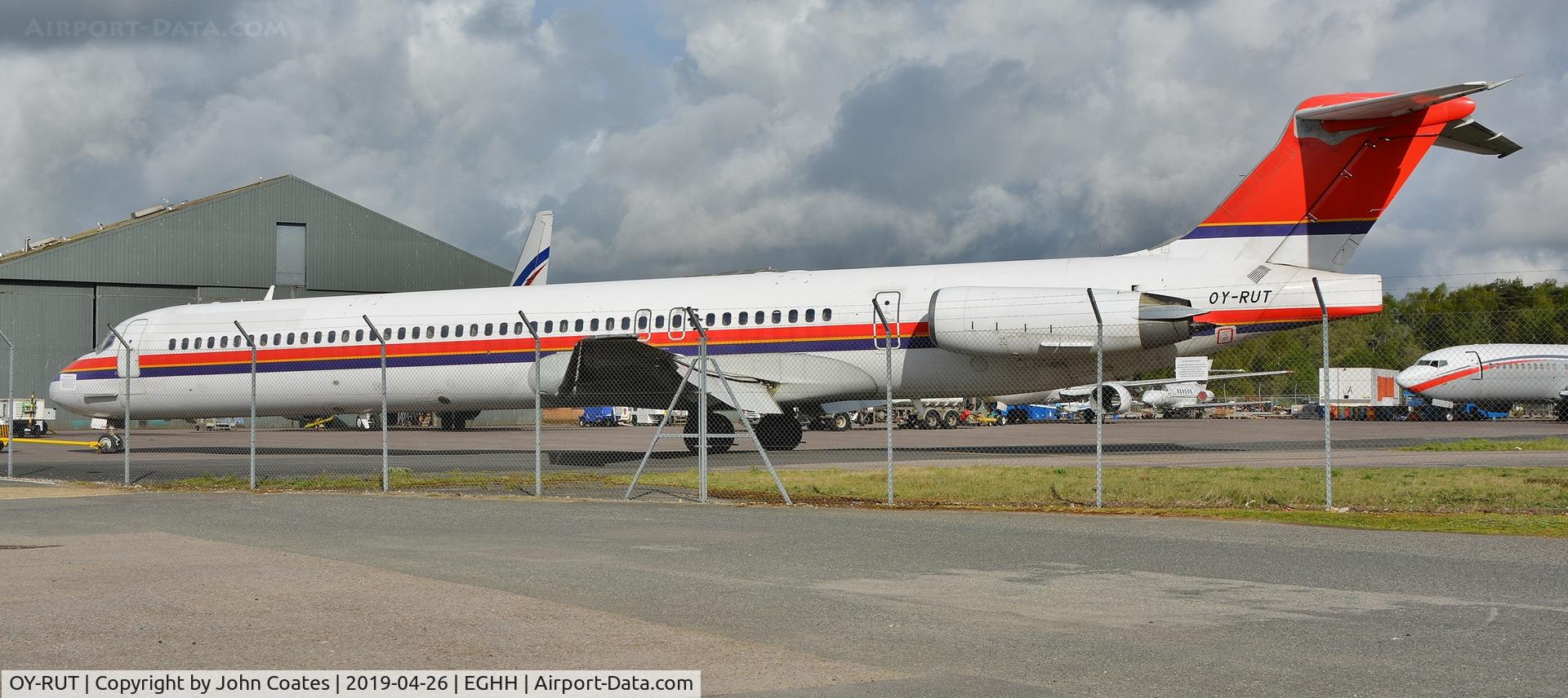 OY-RUT, 1991 McDonnell Douglas MD-82 (DC-9-82) C/N 49902, Arriving for repaint