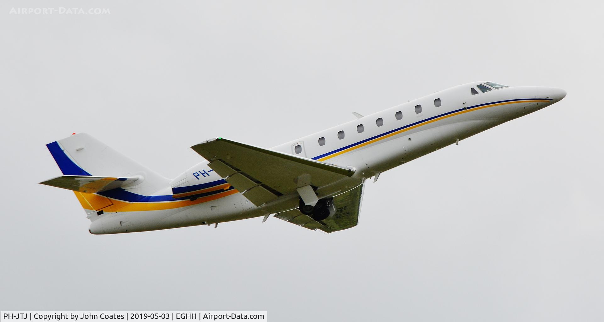 PH-JTJ, 2012 Cessna 680 Citation Sovereign C/N 680-0326, Departing off 26