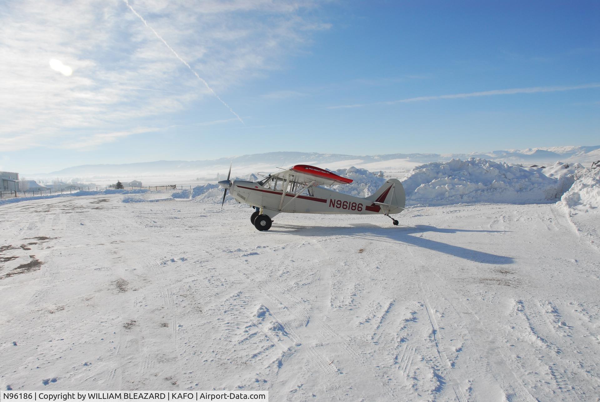 N96186, 1991 Aviat A-1 Husky C/N 1186, A beautiful Husky braving the snow and cold on Aviat's ramp
