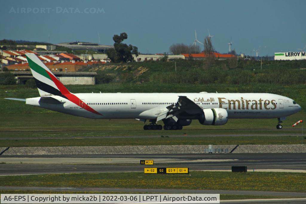 A6-EPS, 2016 Boeing 777-31H/ER C/N 42338, Taxiing