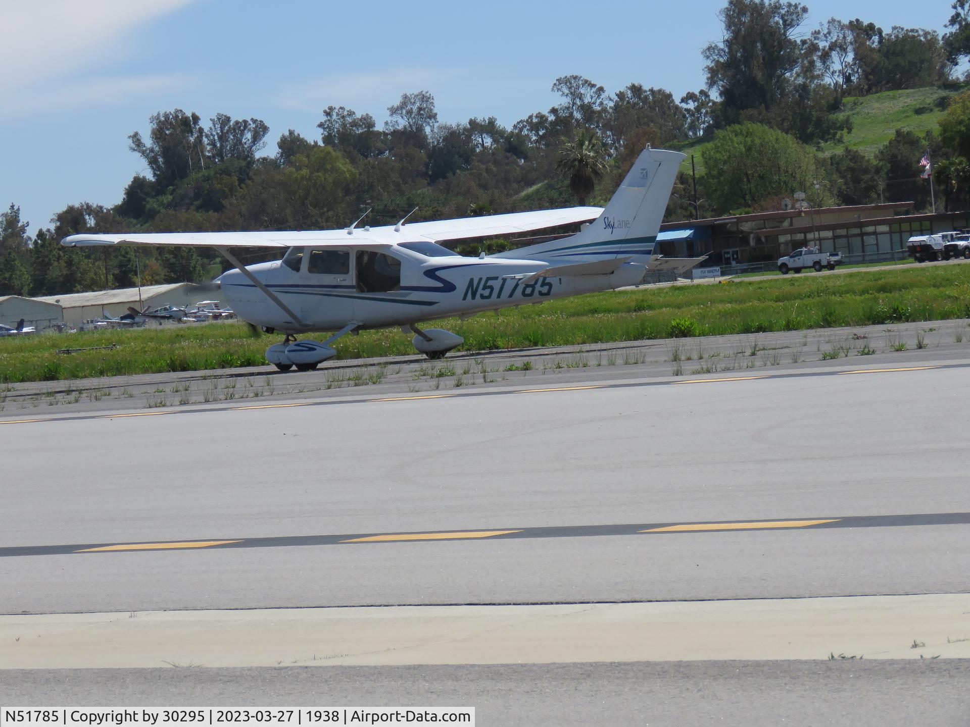 N51785, 2002 Cessna 182T Skylane C/N 18281098, Waiting for tower to clear for taxi