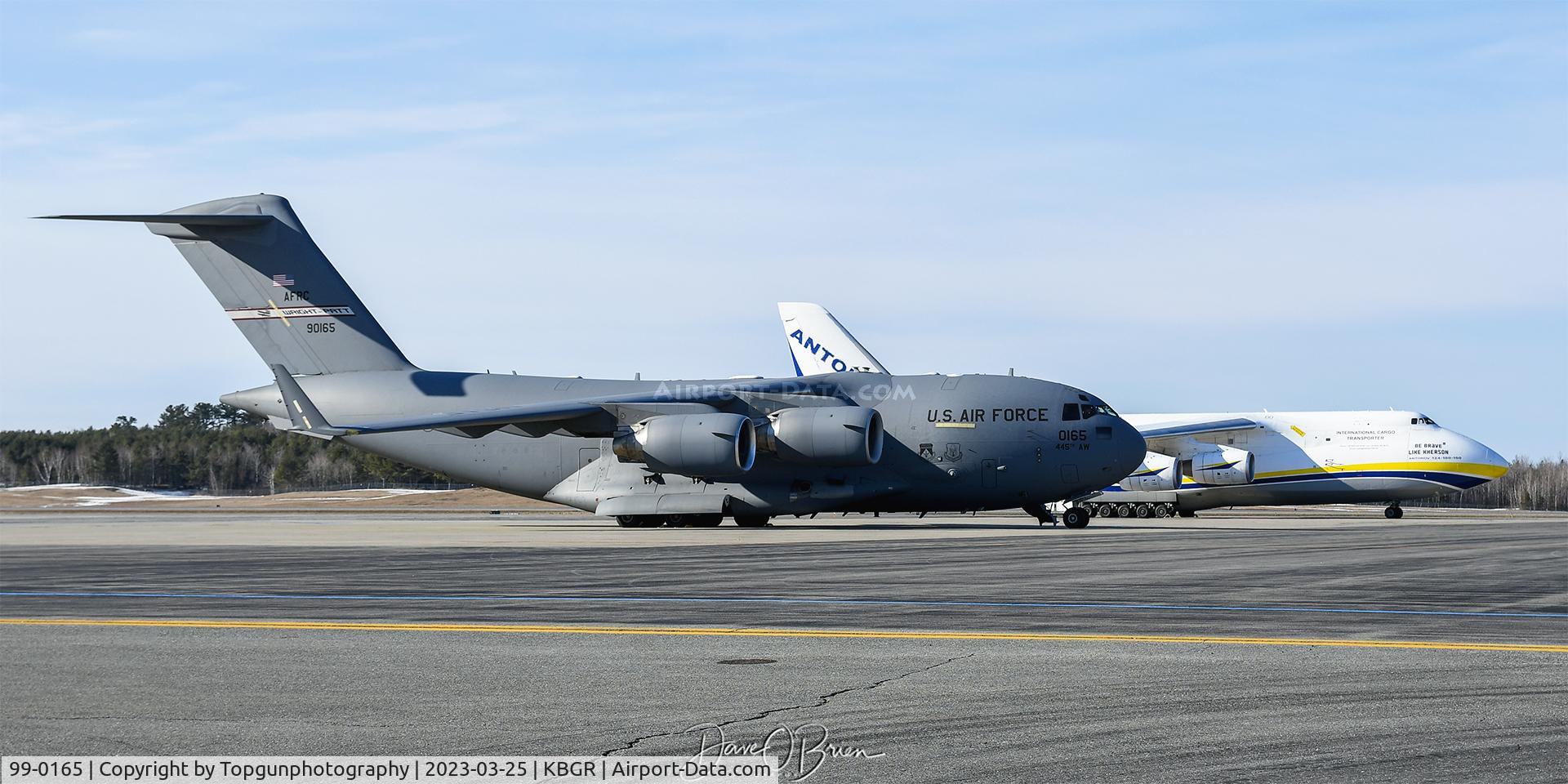 99-0165, 1999 Boeing C-17A Globemaster III C/N 50069/P-65, RHINO90 sitting next to an AN-124