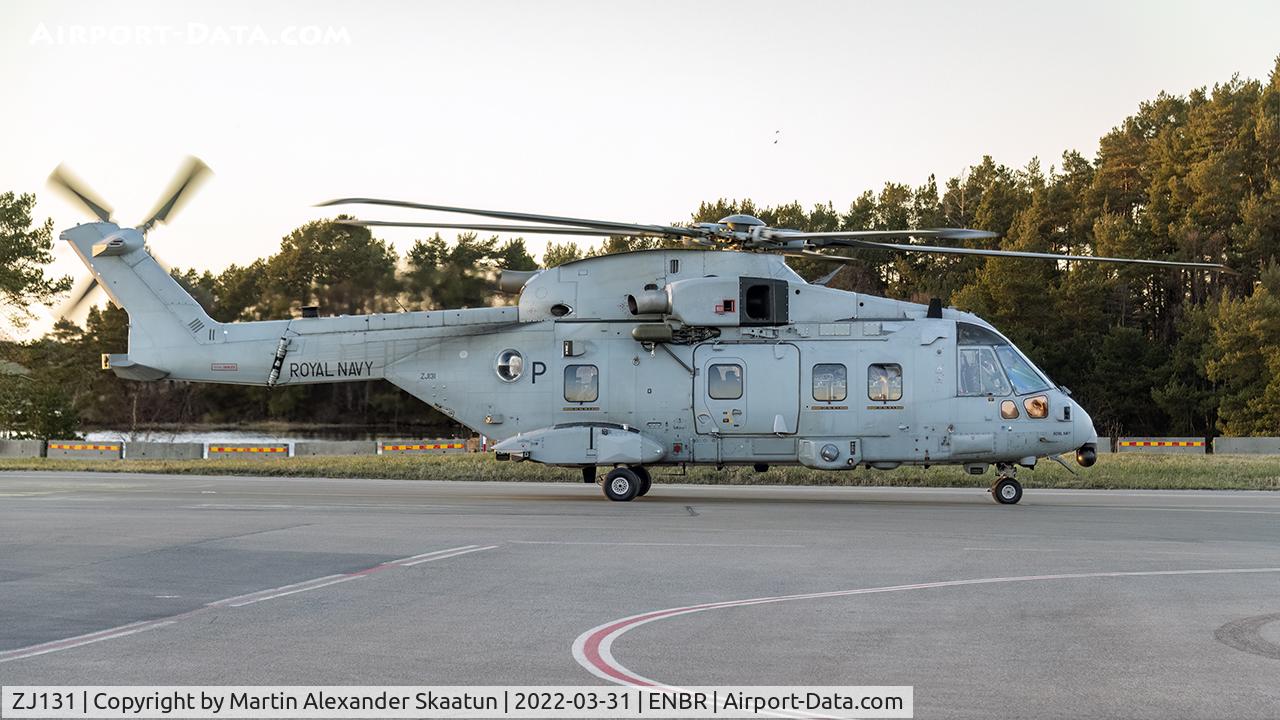 ZJ131, 2002 EHI EH101-411 Merlin HC4 C/N 50173/RAF15, Taxying to parking.