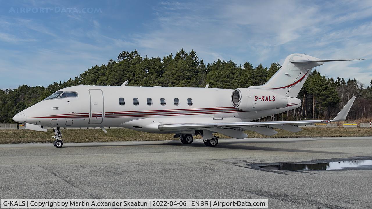 G-KALS, 2006 Bombardier Challenger 300 (BD-100-1A10) C/N 20106, Taxying for takeoff.