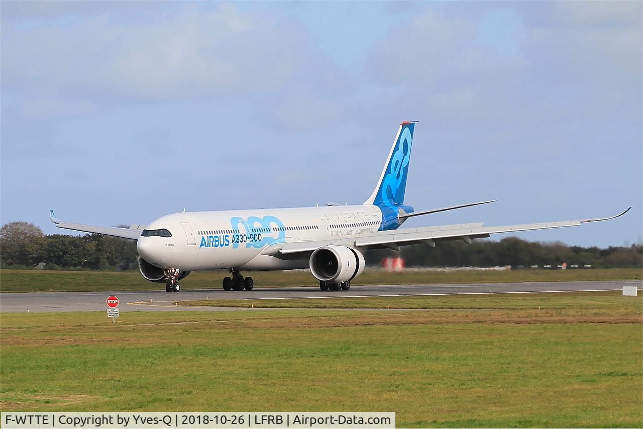 F-WTTE, 2017 Airbus A330-941N C/N 1812, Airbus A330-941 neo, Reverse thrust landing rwy 25L for crosswind tests, Brest-Bretagne airport (LFRB-BES)
