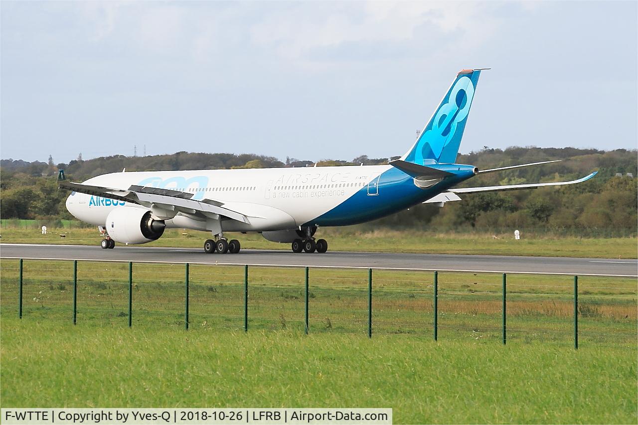 F-WTTE, 2017 Airbus A330-941N C/N 1812, Airbus A330-941 neo, Taxiing rwy 07R, Brest-Bretagne airport (LFRB-BES)