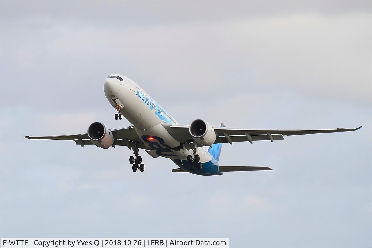 F-WTTE, 2017 Airbus A330-941N C/N 1812, Airbus A330-941 neo, Take off rwy 25L for crosswind tests, Brest-Bretagne airport (LFRB-BES)