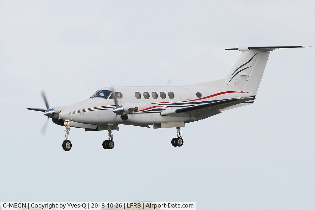 G-MEGN, 1995 Beech B200 Super King Air King Air C/N BB-1518, Beech B200 Super King Air, On final rwy 25L, Brest-Bretagne airport (LFRB-BES)