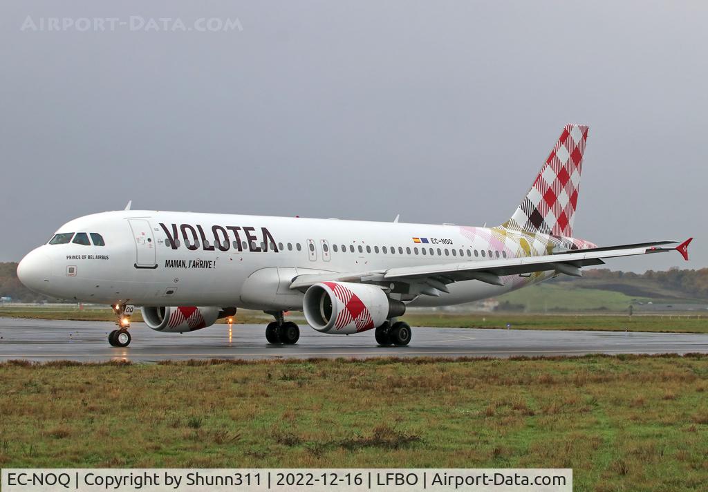EC-NOQ, 2009 Airbus A320-216 C/N 3765, Taxiing to the Terminal...
