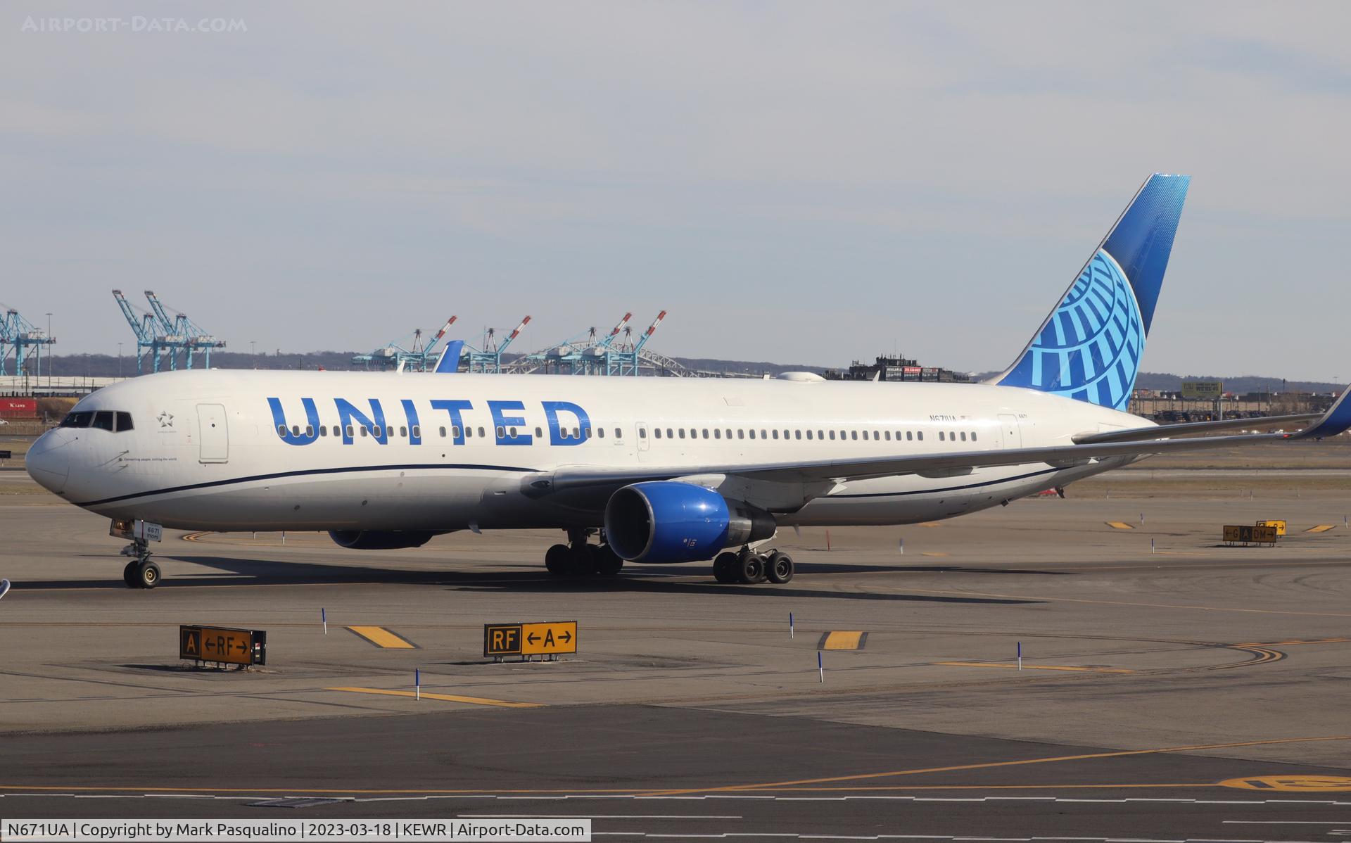 N671UA, 1999 Boeing 767-322 C/N 30026, Boeing 767-322