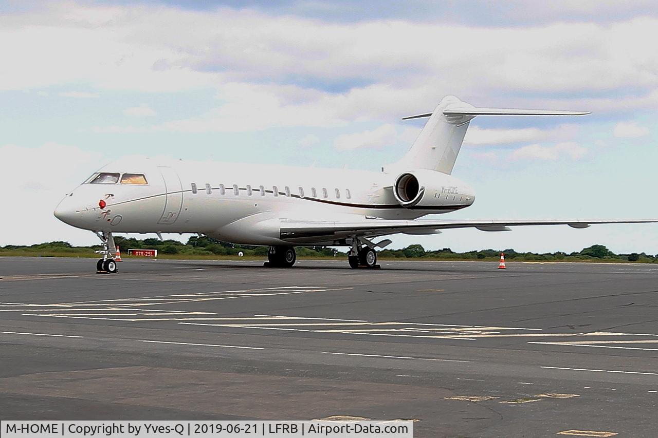 M-HOME, 2013 Bombardier Global 6000 (BD-700-1A10) C/N 9577, Bombardier BD-700-1A10 Global 6000, Parked, Brest-Bretagne airport (LFRB-BES)
