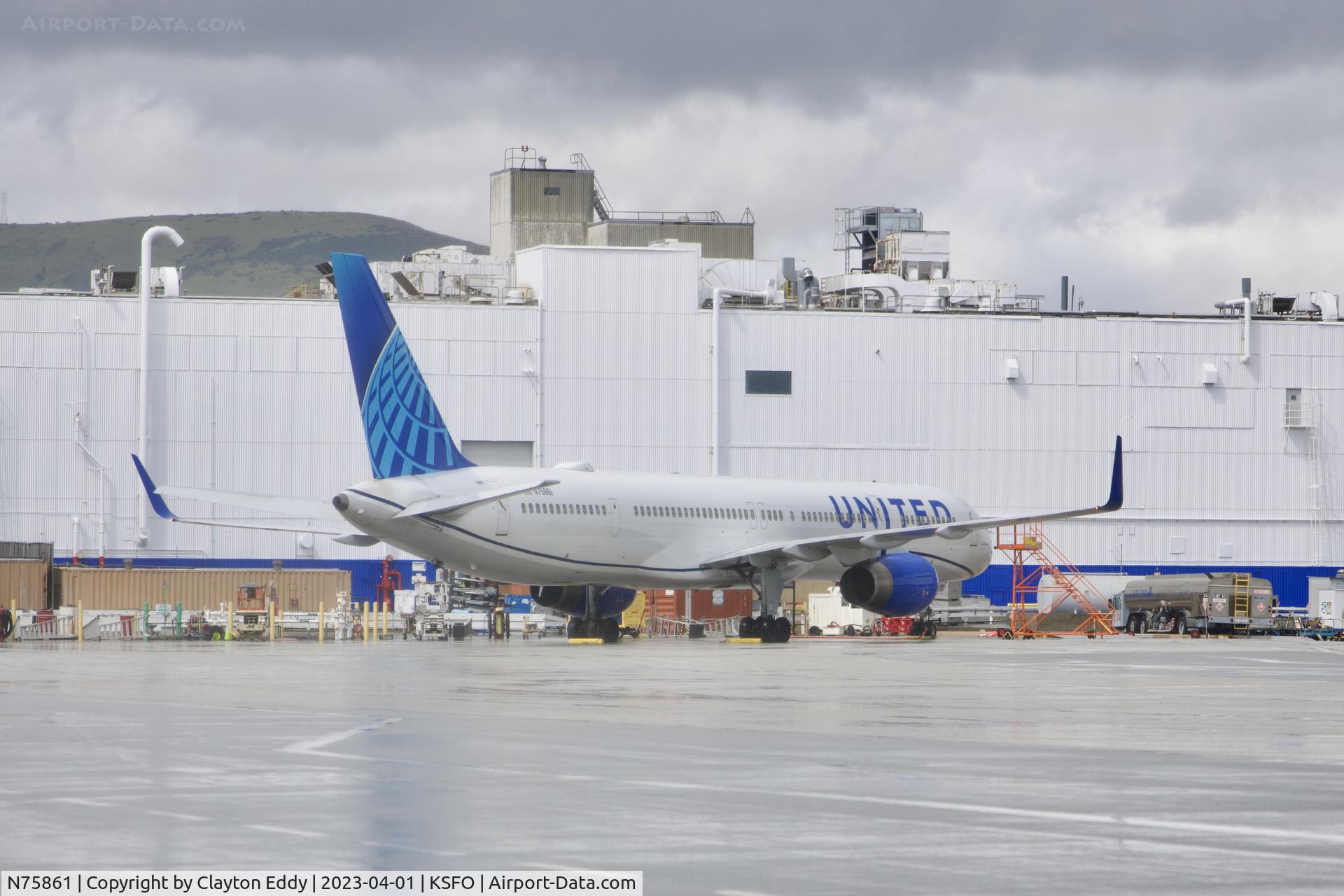 N75861, 2001 Boeing 757-33N C/N 32585, SFO 2023.