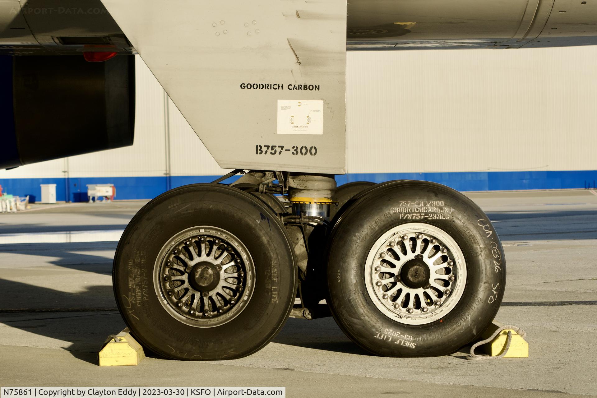 N75861, 2001 Boeing 757-33N C/N 32585, SFO 2023.