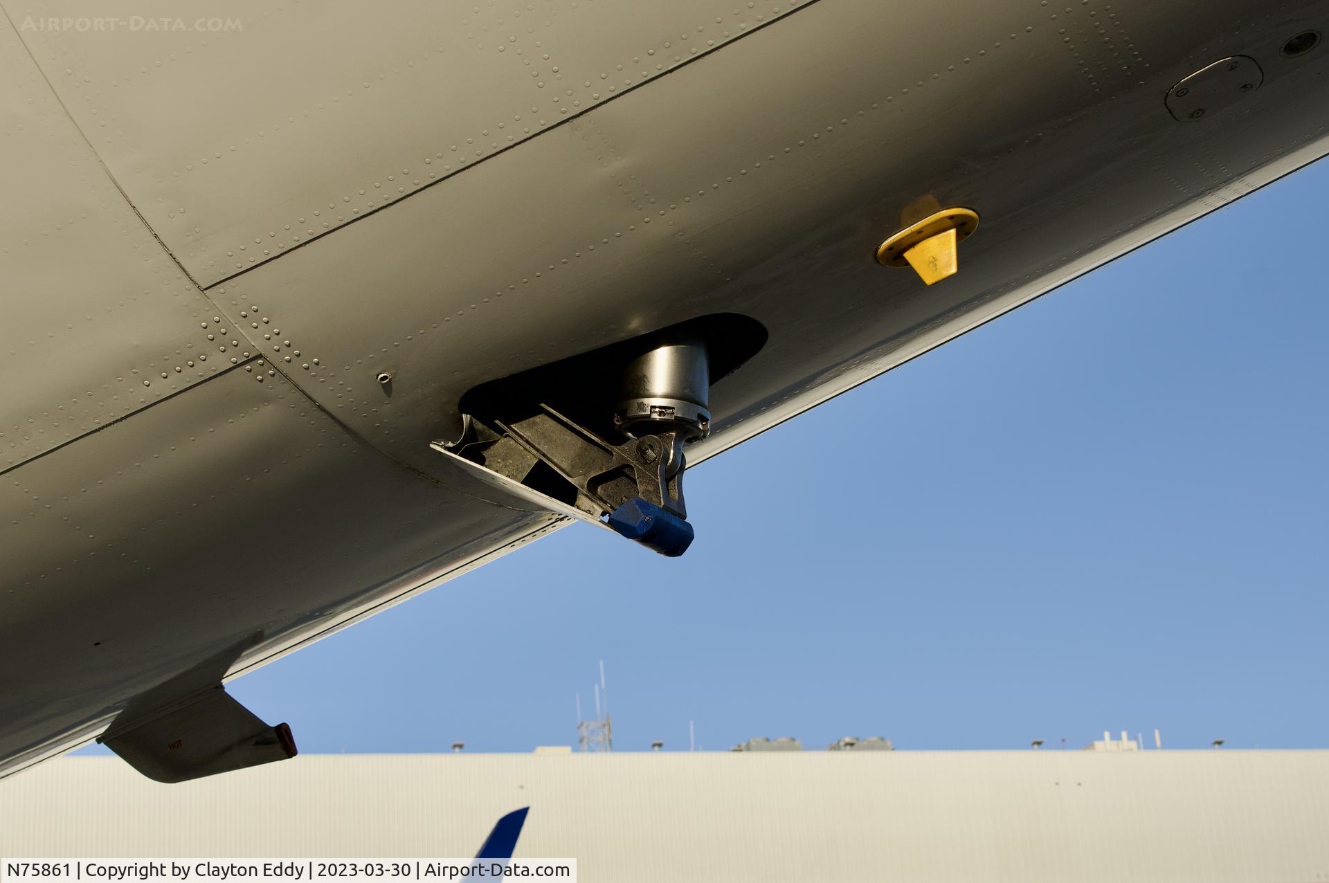 N75861, 2001 Boeing 757-33N C/N 32585, Tailskid. SFO 2023.