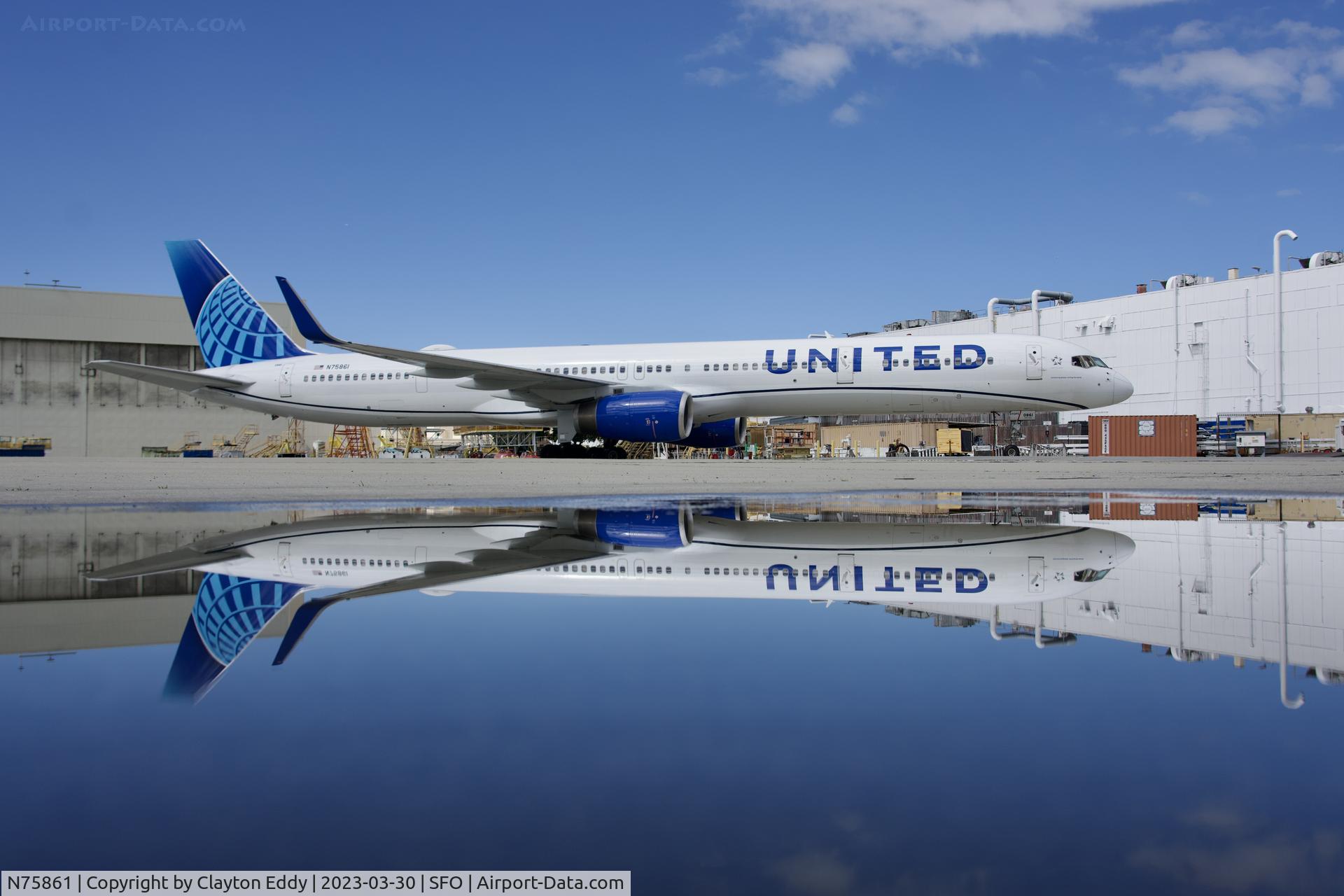 N75861, 2001 Boeing 757-33N C/N 32585, APU. SFO 2023.