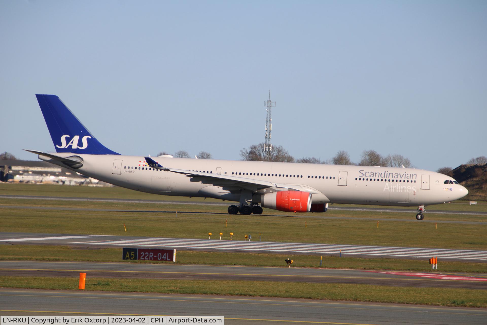LN-RKU, 2016 Airbus A330-343 C/N 1715, LN-RKU taxi for takeoff rw 04R