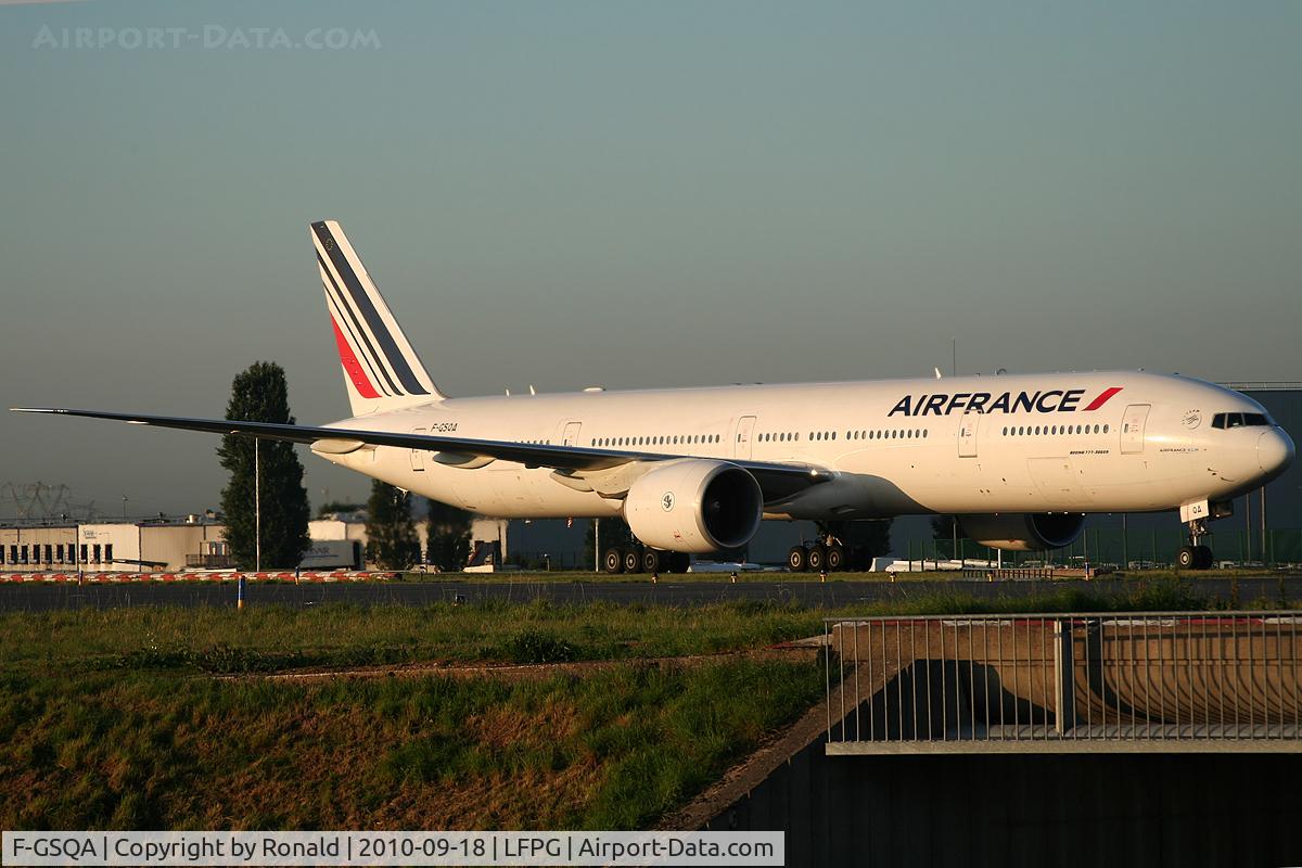F-GSQA, 2004 Boeing 777-328/ER C/N 32723, at cdg