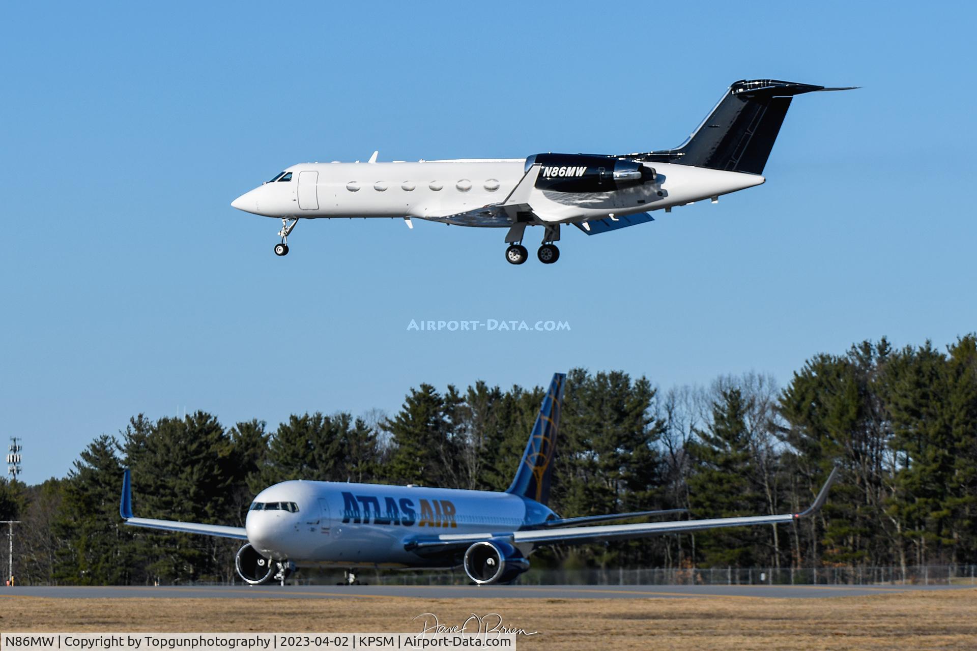 N86MW, 2002 Gulfstream Aerospace Gulfstream IV C/N 1487, Atlas 767 holding short