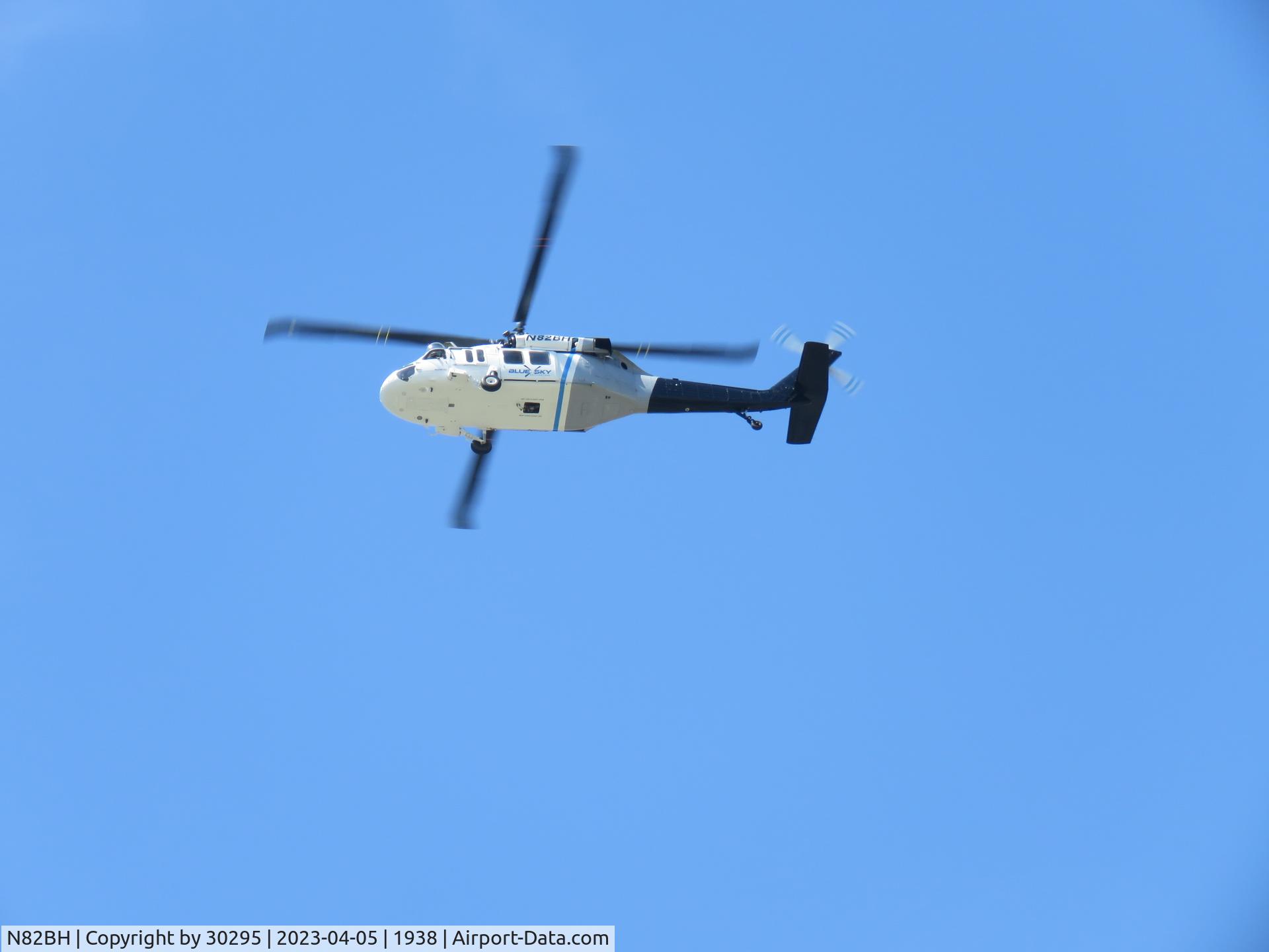 N82BH, 1979 Sikorsky UH-60A C/N 79-23270/70.087, Crossing runways