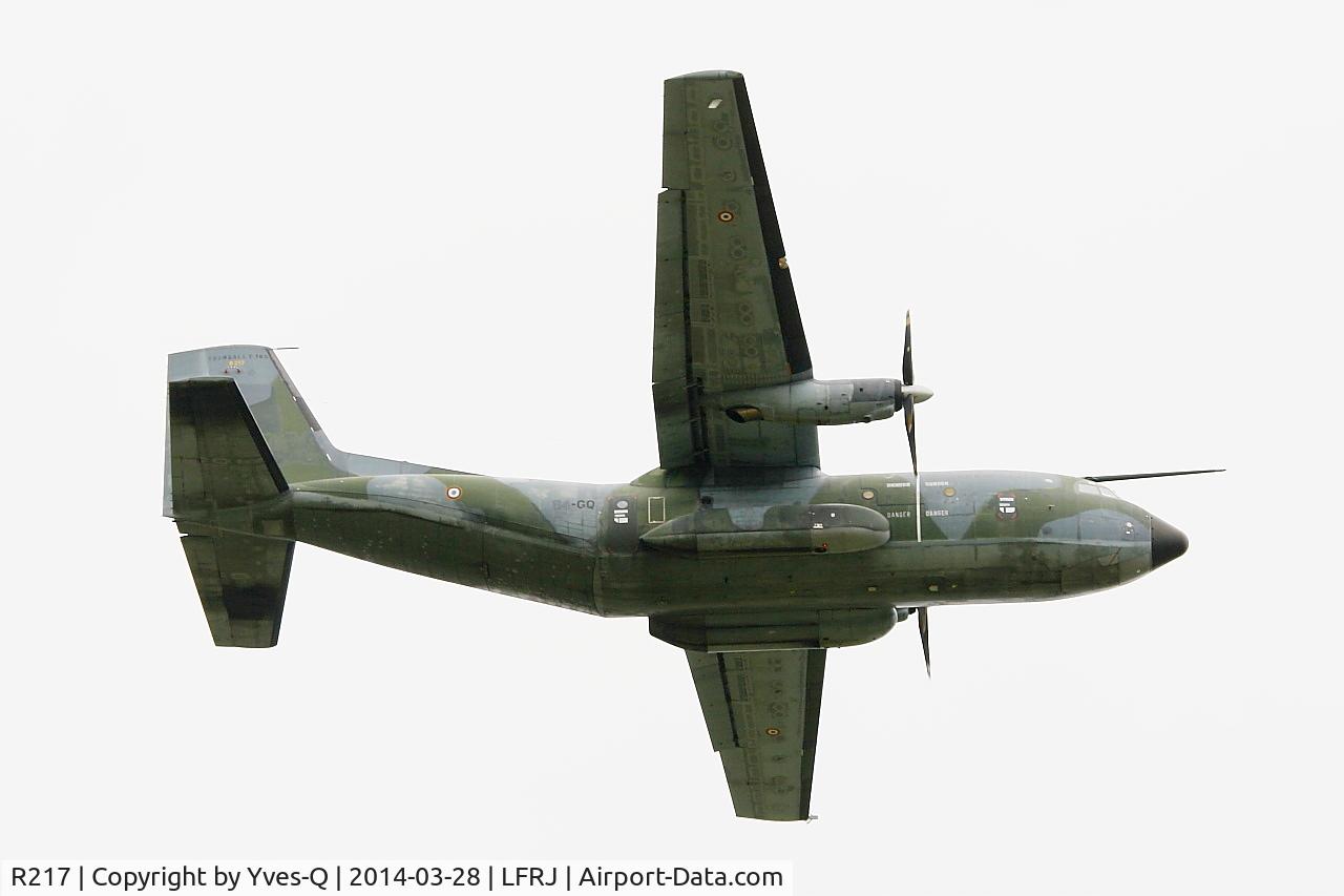 R217, Transall C-160R C/N 220, Transall C-160R, Climbing from rwy 26, Landivisiau Naval Air Base (LFRJ)